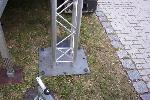 Traversen Befestigung mittels Platten und Erdnägel